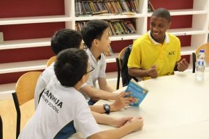 联华小学的同学给清孝介绍新加坡的历史